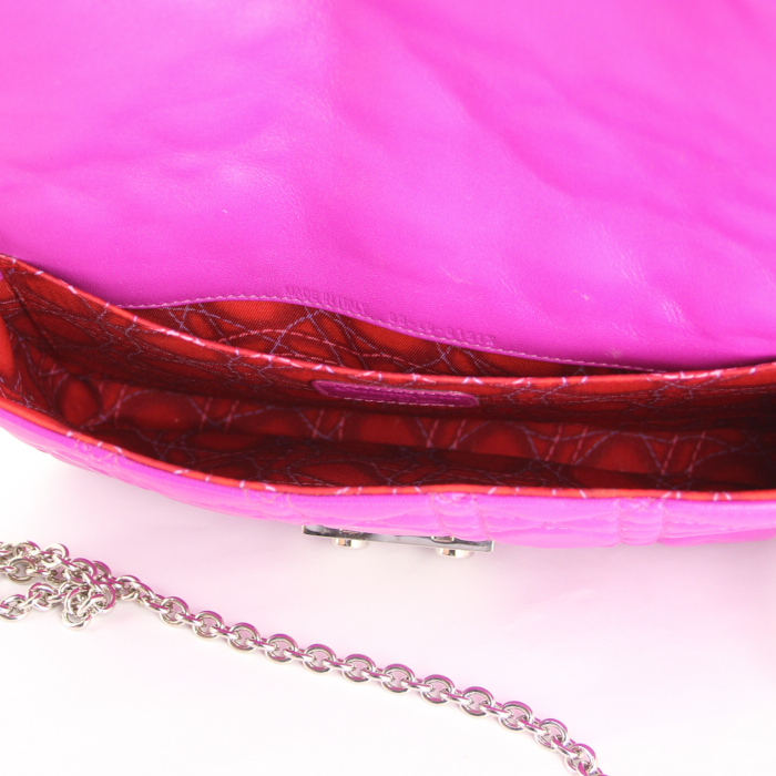 Bolso de mano Dior Dior New Lock en cuero acolchado rosa y charol blanco - Detail D2