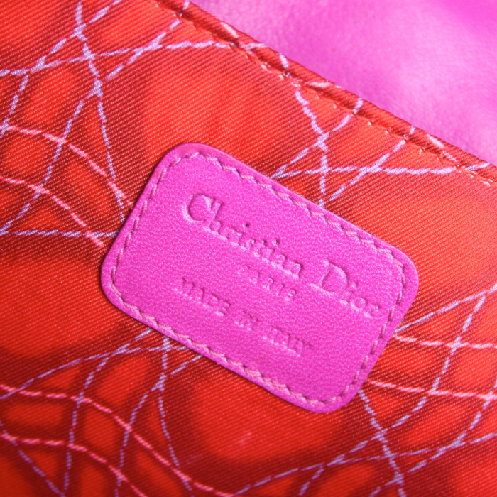 Bolso de mano Dior Dior New Lock en cuero acolchado rosa y charol blanco - Detail D3