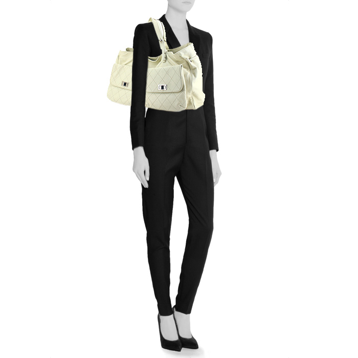 Chanel Pocket in the city shopping bag in off-white grained leather - Detail D1