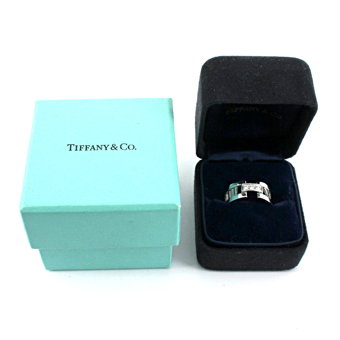 Bague Tiffany 
Co Atlas grand modèle en or blanc et diamants - Detail D2