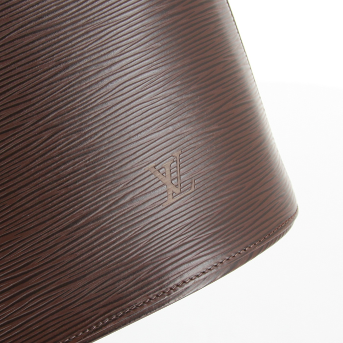 Sac à main Louis Vuitton Verseau en cuir épi marron - Detail D3