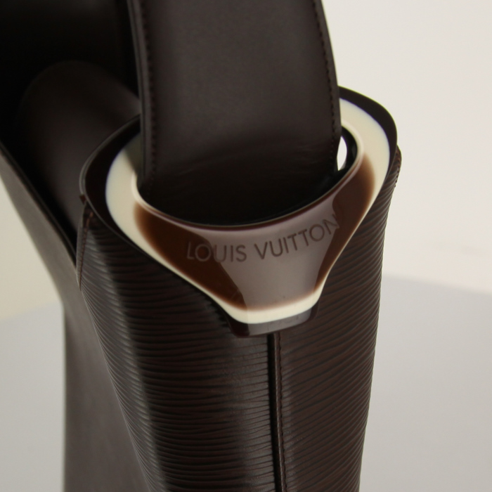 Sac à main Louis Vuitton Verseau en cuir épi marron - Detail D4