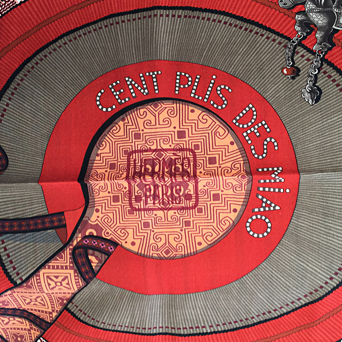 Hermes Carre Hermes pashmina scarf in orange and white twill silk - Detail D1