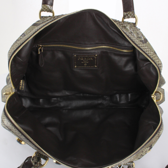 Bolso de mano Prada en piel de pitón verde - Detail D2