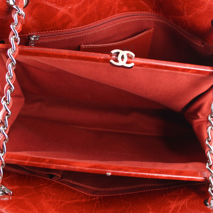 Sac cabas Chanel Grand Shopping en cuir vernis matelassé rouge - Detail D3