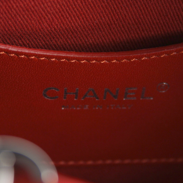 Sac cabas Chanel Grand Shopping en cuir vernis matelassé rouge - Detail D4