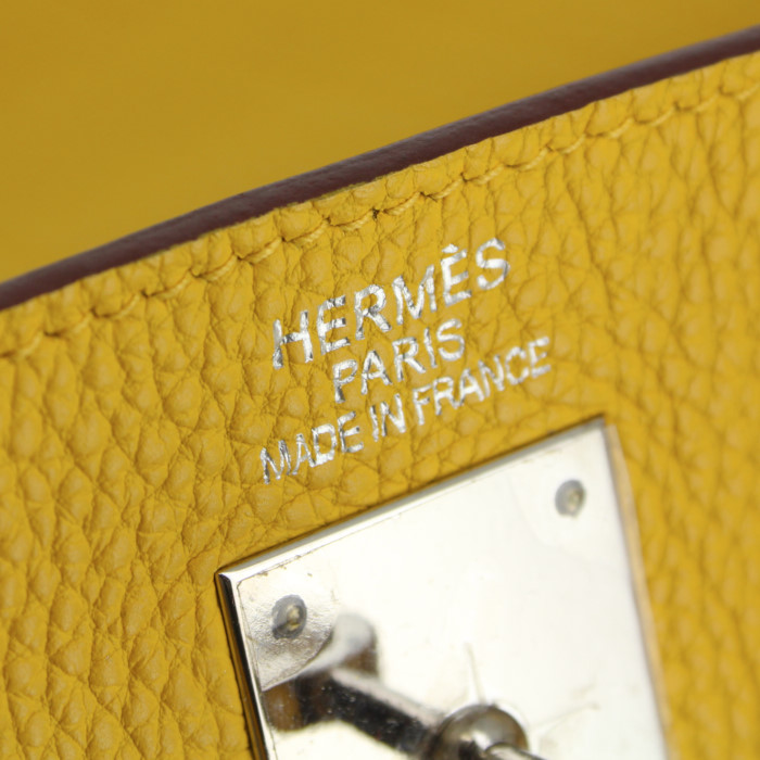Hermes Kelly 32 cm handbag in yellow togo leather - Detail D4