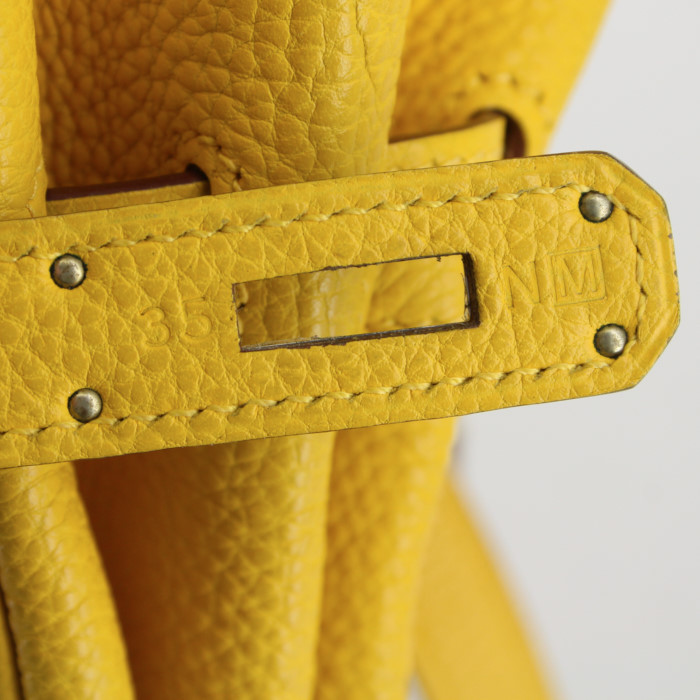 Sac à main Hermes Kelly 32 cm en cuir togo jaune - Detail D5