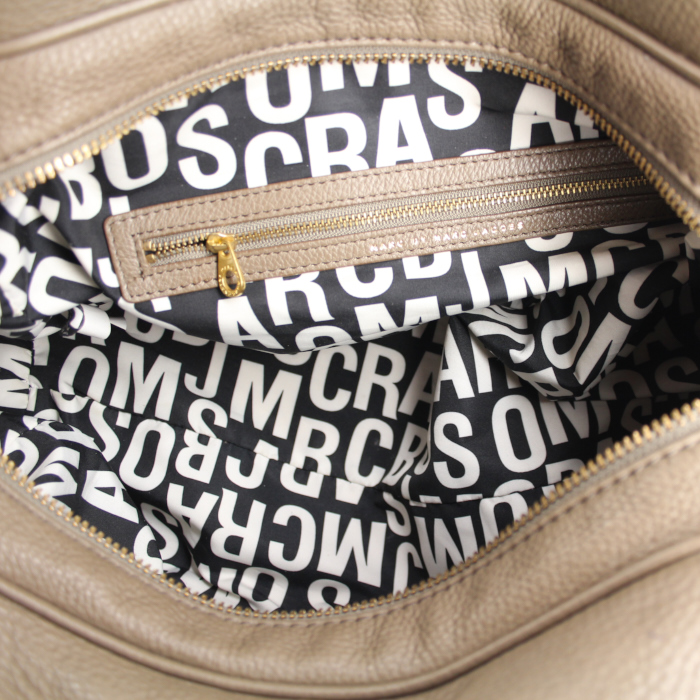 Sac à main Marc Jacobs grand modèle en cuir grainé taupe - Detail D3