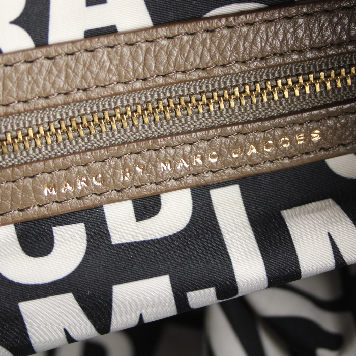 Sac à main Marc Jacobs grand modèle en cuir grainé taupe - Detail D4