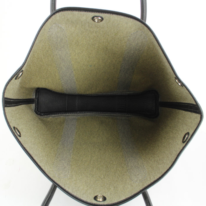 Bolso de mano Hermes Garden en lona blanca y negra y cuero negro - Detail D2