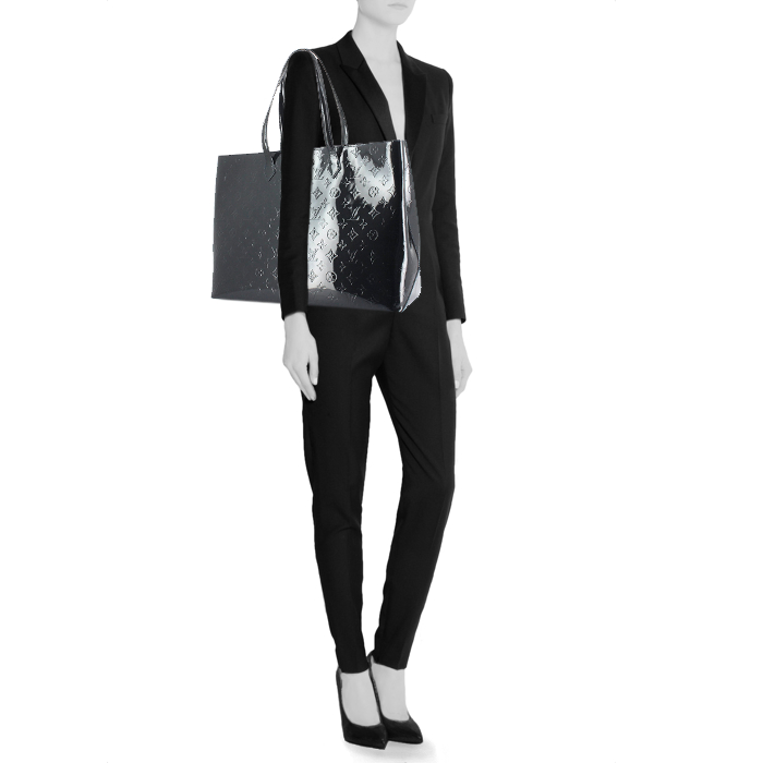 Louis Vuitton shopping bag in navy blue monogram patent leather - Detail D1