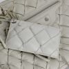 Bolso de mano Balenciaga en cuero acolchado blanco - Detail D3 thumbnail