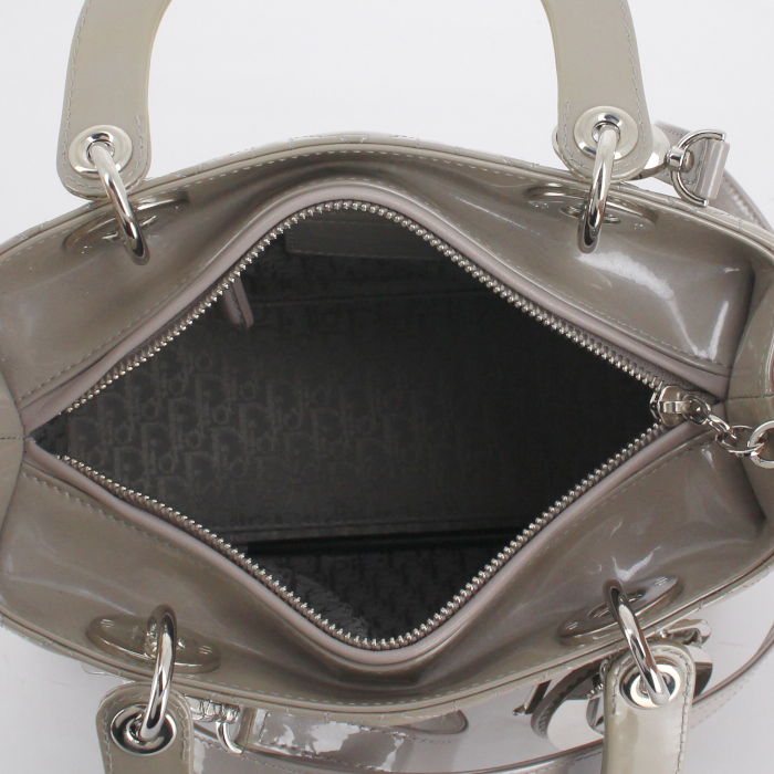 Bolso de mano Dior Lady Dior modelo mediano en charol gris - Detail D3