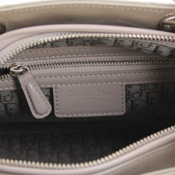 Dior Lady Dior medium model handbag in grey patent leather - Detail D4