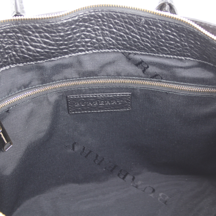 Burberry handbag in black leather - Detail D4
