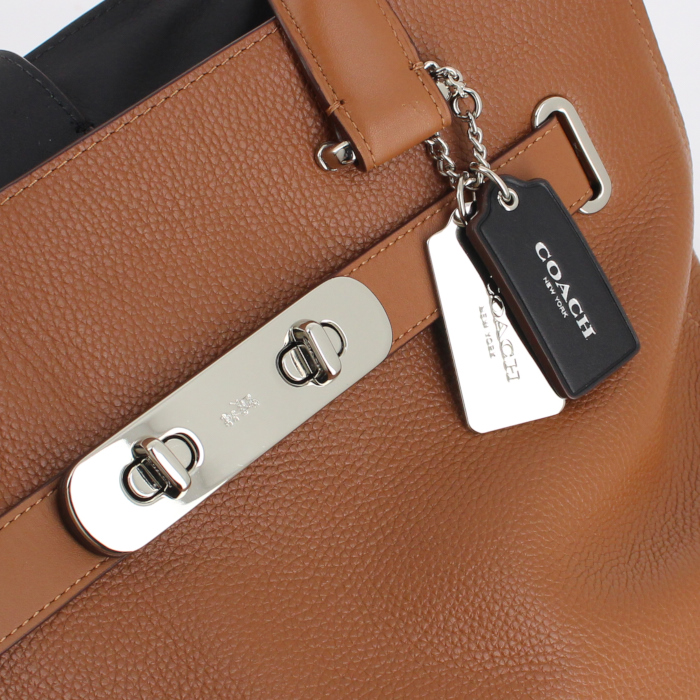 Coach handbag in brown grained leather - Detail D5