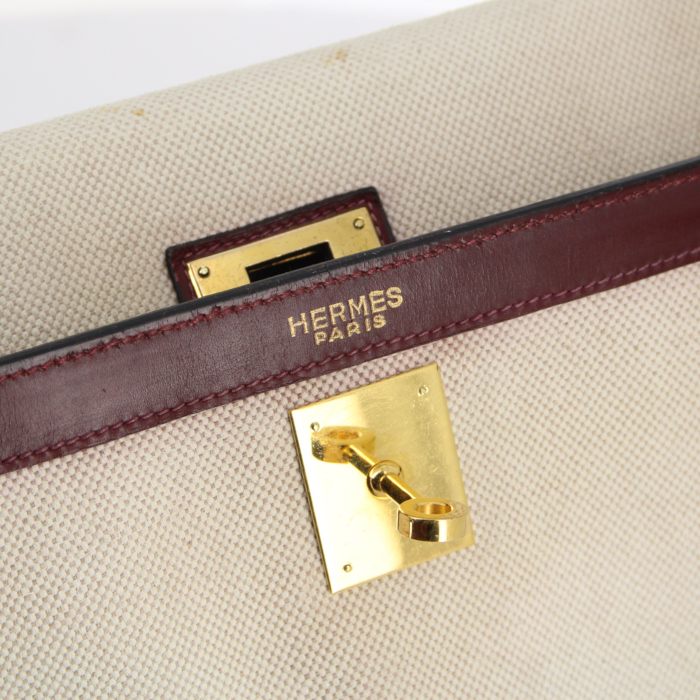 Bolso de mano Hermes Kelly 32 cm en lona beige y cuero color burdeos - Detail D3