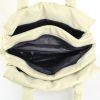 Bolso de mano Chanel Coco Cocoon en cuero acolchado beige - Detail D2 thumbnail