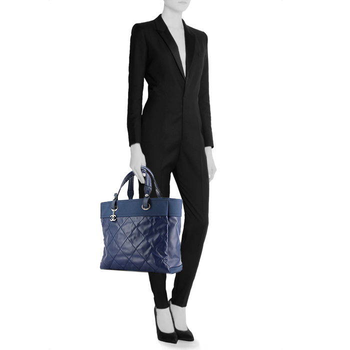Sac cabas Chanel Paris-Biarritz en toile enduite bleue et toile bleue - Detail D1