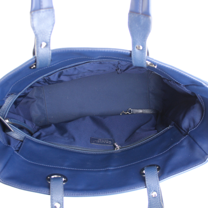 Sac cabas Chanel Paris-Biarritz en toile enduite bleue et toile bleue - Detail D2