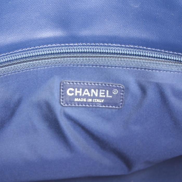Chanel Paris-Biarritz shopping bag in blue coated canvas and blue canvas - Detail D3