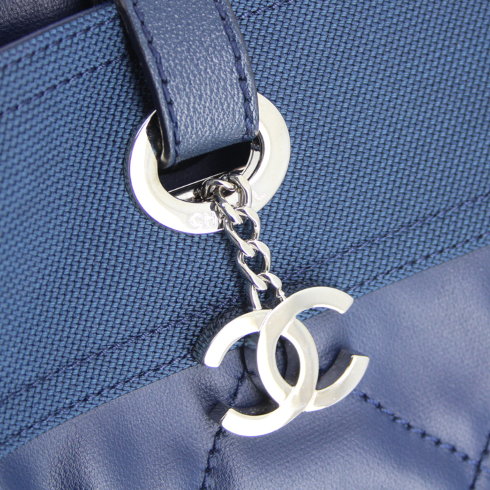 Sac cabas Chanel Paris-Biarritz en toile enduite bleue et toile bleue - Detail D4