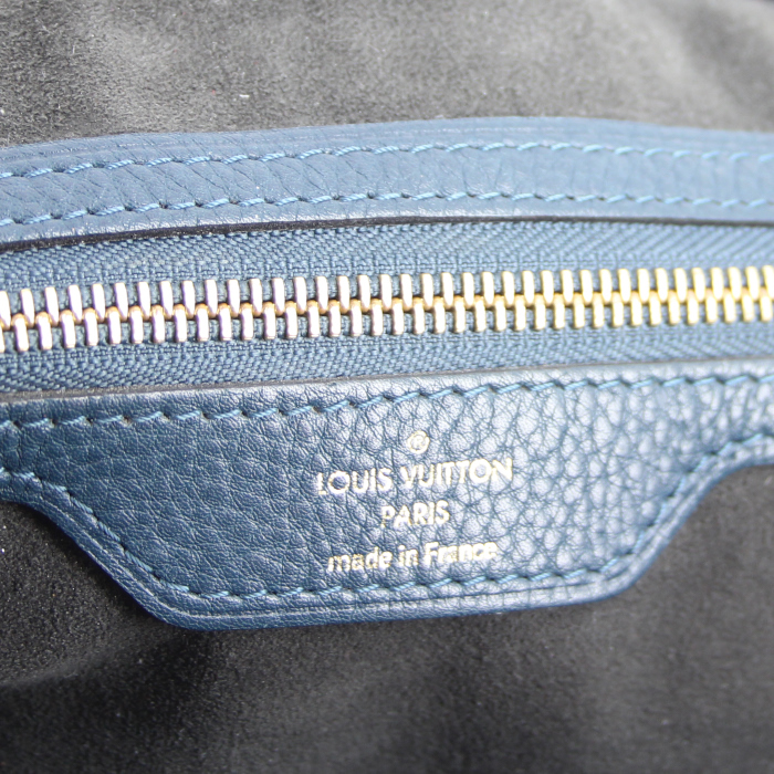 Bolso de mano Louis Vuitton en cuero mahina azul - Detail D3