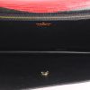 Bolsito de mano Louis Vuitton en cuero Epi rojo - Detail D2 thumbnail