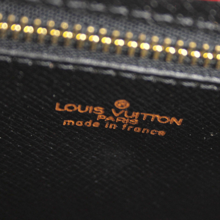 Pochette Louis Vuitton en cuir épi rouge - Detail D3