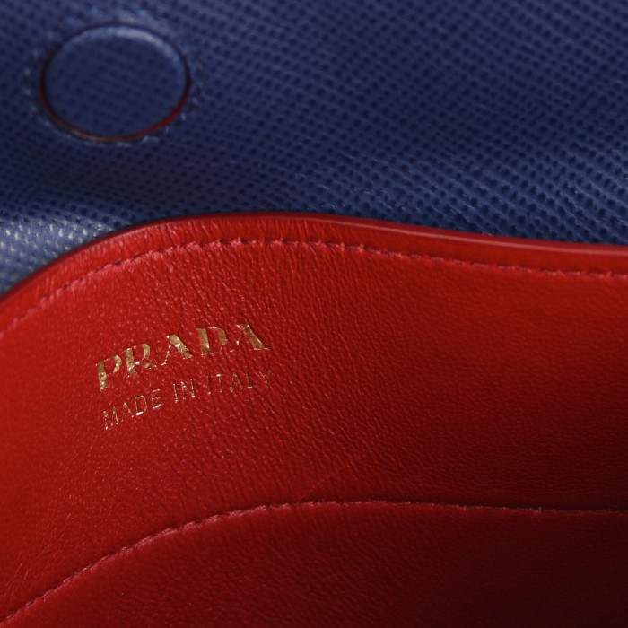 Bolso de mano Prada en cuero saffiano azul - Detail D4