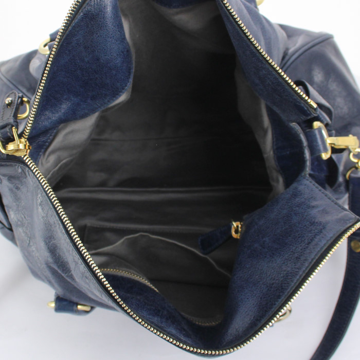 Bolso de mano Miu Miu en cuero azul marino - Detail D3