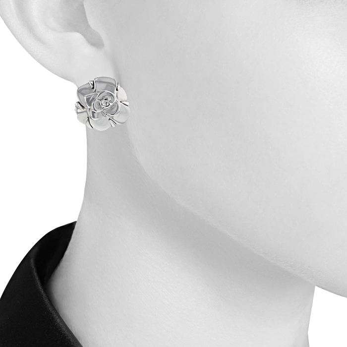 Paire de boucles d'oreilles Chanel Camelia en or blanc