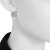 Paire de boucles d'oreilles Chanel Camelia en or blanc - Detail D1 thumbnail