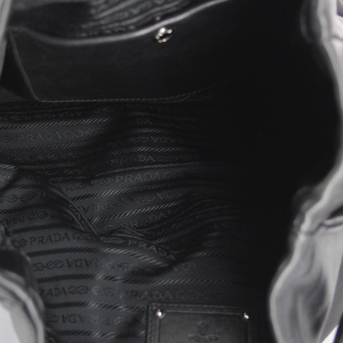 Prada handbag in black leather - Detail D2