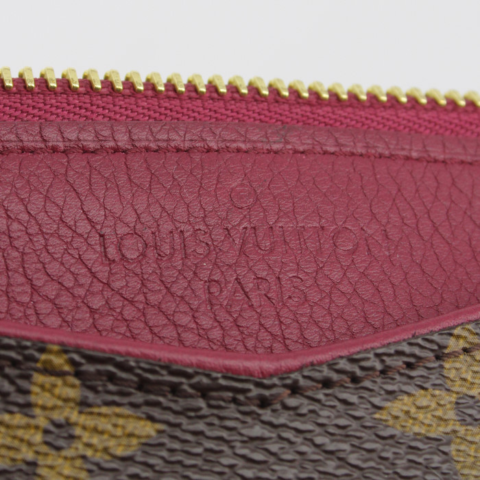 Pochette Louis Vuitton en toile monogram et cuir violet - Detail D3
