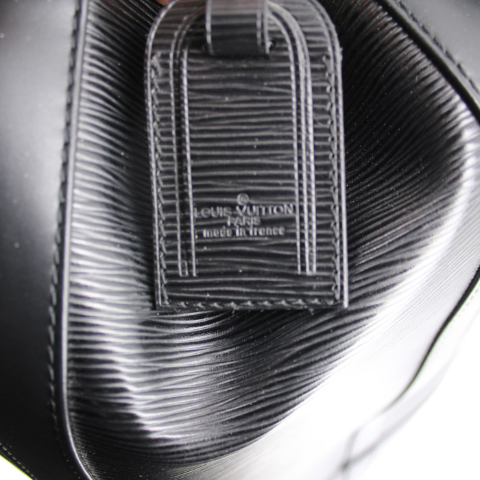 Louis Vuitton travel bag in black epi leather - Detail D3