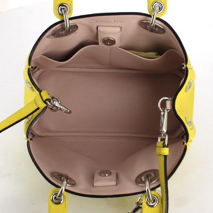 Dior Diorissimo small model shoulder bag in yellow grained leather - Detail D3