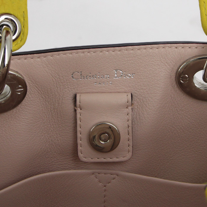 Dior Diorissimo small model shoulder bag in yellow grained leather - Detail D4