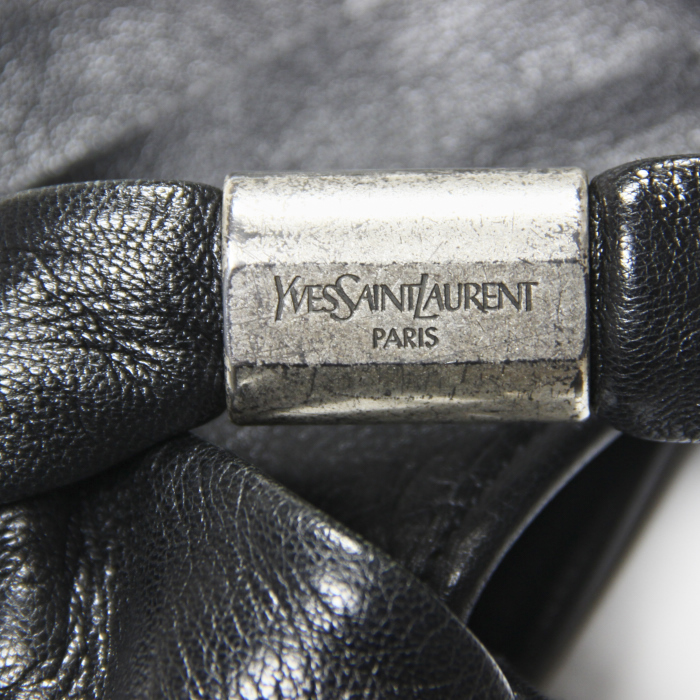 Bolso de mano Yves Saint Laurent Saint-Tropez modelo pequeño en cuero negro - Detail D5