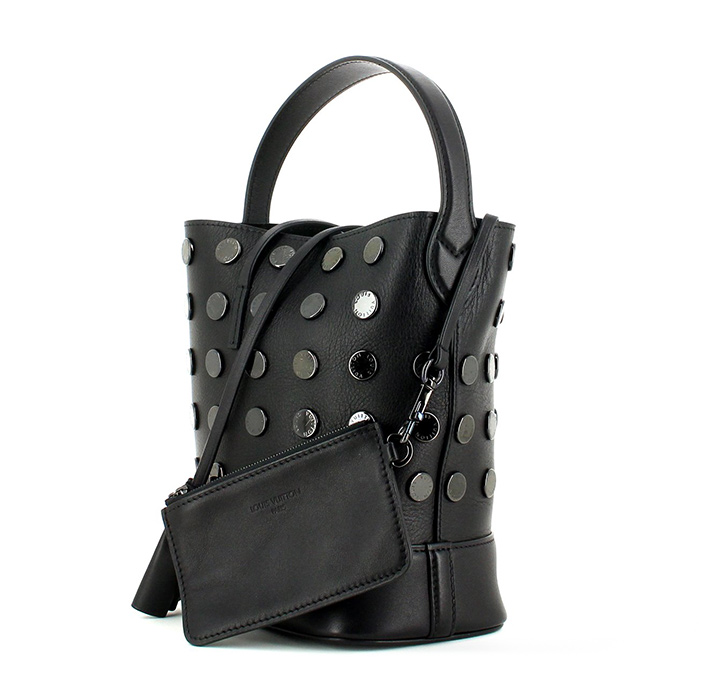 Sac à main Louis Vuitton en cuir noir - Detail D4
