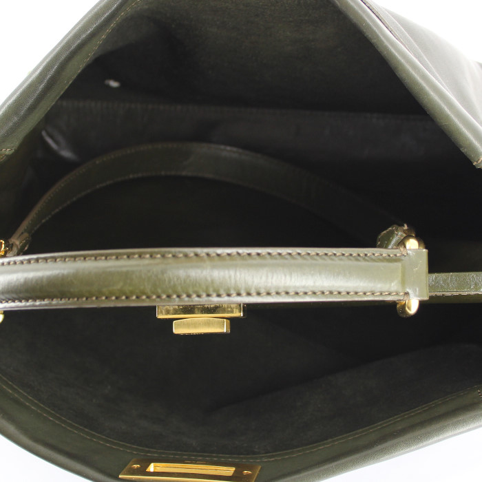 Medium model handbag in khaki leather - Detail D3