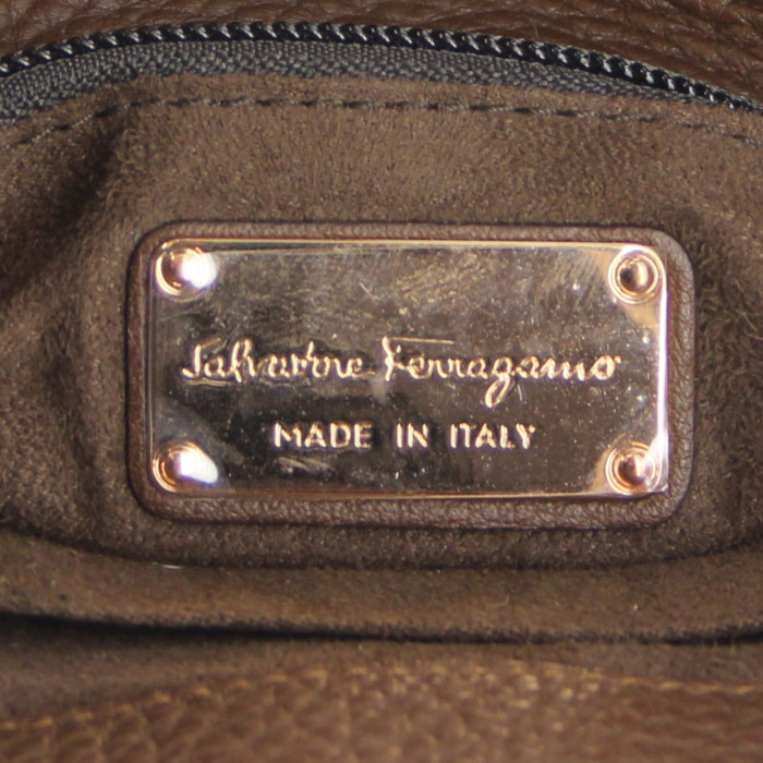 Gucci handbag in brown grained leather - Detail D3