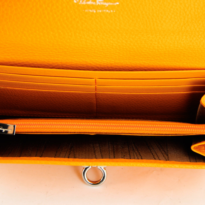 Portefeuille Salvatore Ferragamo en cuir togo orange - Detail D2