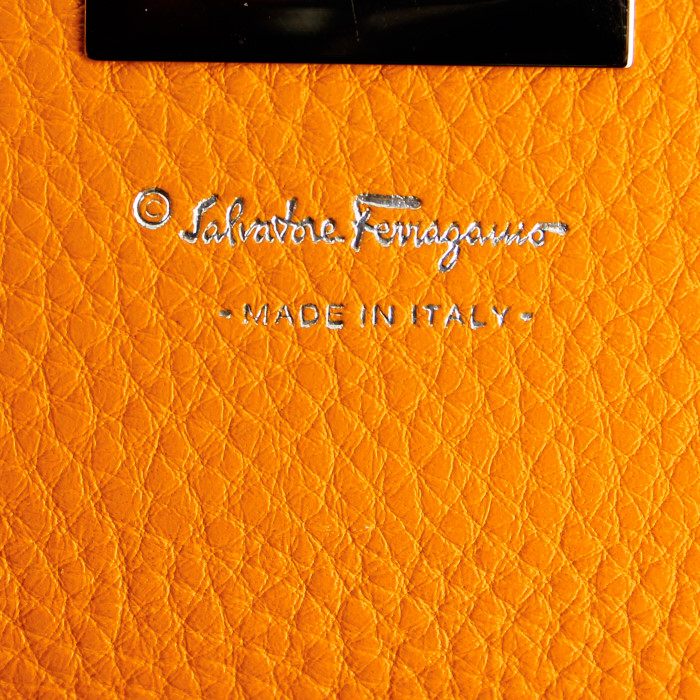 Salvatore Ferragamo wallet in orange togo leather - Detail D3