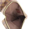 Pochette-ceinture Louis Vuitton en toile damier enduite marron - Detail D2 thumbnail