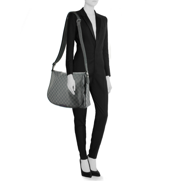 Sac besace Louis Vuitton District en toile damier grise et toile - Detail D1