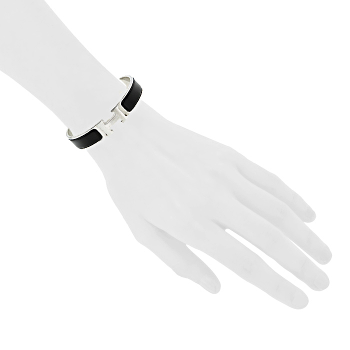 Brazalete que se puede abrir Hermes Clic Clac modelo pequeño en paladio y esmalte negro - Detail D1