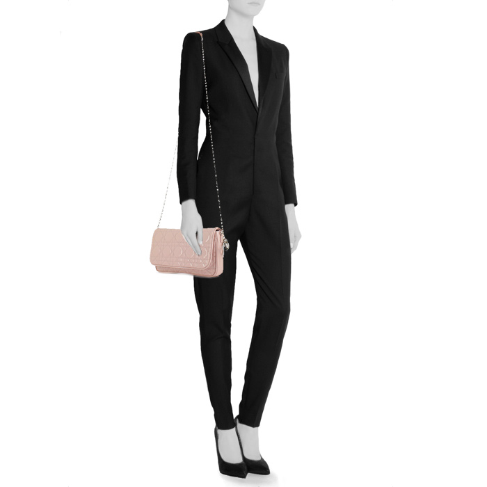 Sac/pochette Dior en cuir vernis matelassé rose-pale - Detail D1