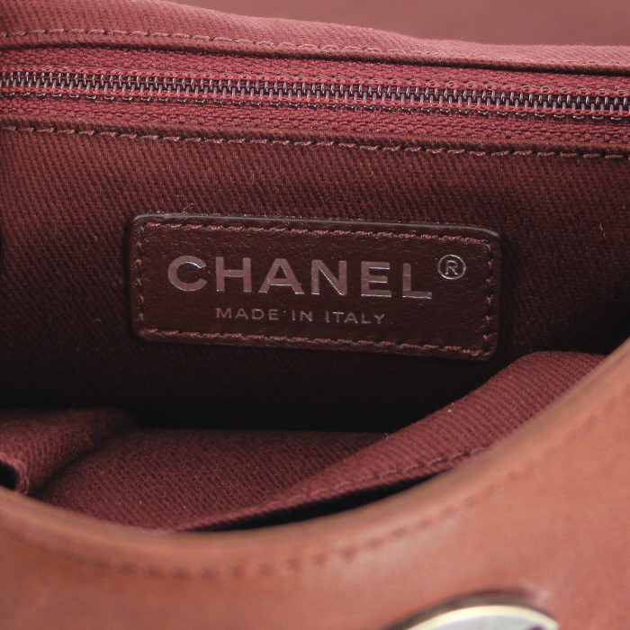 Sac à main Chanel Portobello en cuir matelassé bordeaux et cuir marron - Detail D4